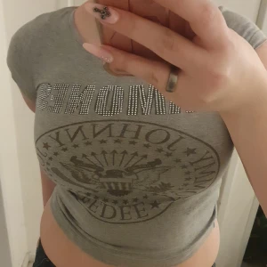 Ramones - Fett snygg ramones bandtröja. Den har kristaller:))