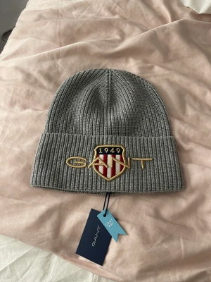 Gant mössa - Helt oanvänd gant mössa med prislappen på💕funkar för både killar och tjejer och perfekt nu till vintern! Den är i L-XL i barnstorlek💕
