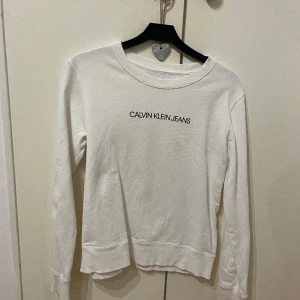 Calvin Klein sweatshirt - Knappt använd men trots det har den lyckats få en fläck som syns väldigt svagt. Men i övrigt är det nyskick.