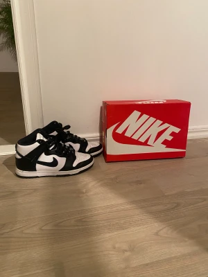 Nike panda dunk high - Panda dunks i strorlek 42. Är bara andvänd några få gånger då dom blev för små✨ Dom är i ett bra skick.