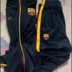 Barcelona Tracksuit jätte bra kvalitet, har typ aldrig använt den, köpt från Tyskland, pris kan diskuteras vid snabb affär. Storlek L men kan passa M.