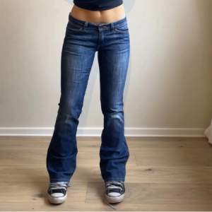 Säljer dessa jätte snygga low waisted wrangler jeans dem dem inte sitter helt bra på mig.  Köpta här på Plick och är i jättebra skick💗 Midjemått: 80cm innerbenslängd: 82 