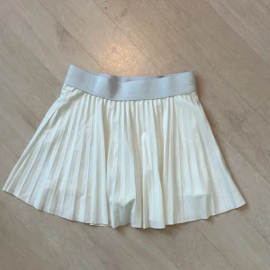 Vit tennis/padelkjol - Säljer en jättefin vit tenniskjol/padelkjol som aldrig är använd💗. 