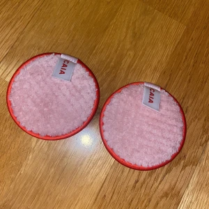 Caia Cosmetics tvättbara bomullspads  - Helt nya aldrig använda limited edition design från Caias första julkalender. Går att tvätta i tvättmaskin på 40 grader. 