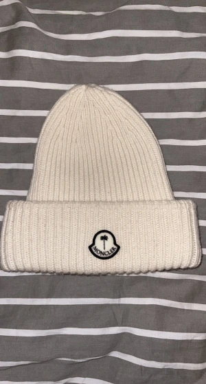 Moncler x palm angels mössa - Snygg moncler x palm angels mössa. Passar perfekt nu inför vintern. Nypris 2,7. Hör av dig vid fler frågor:))