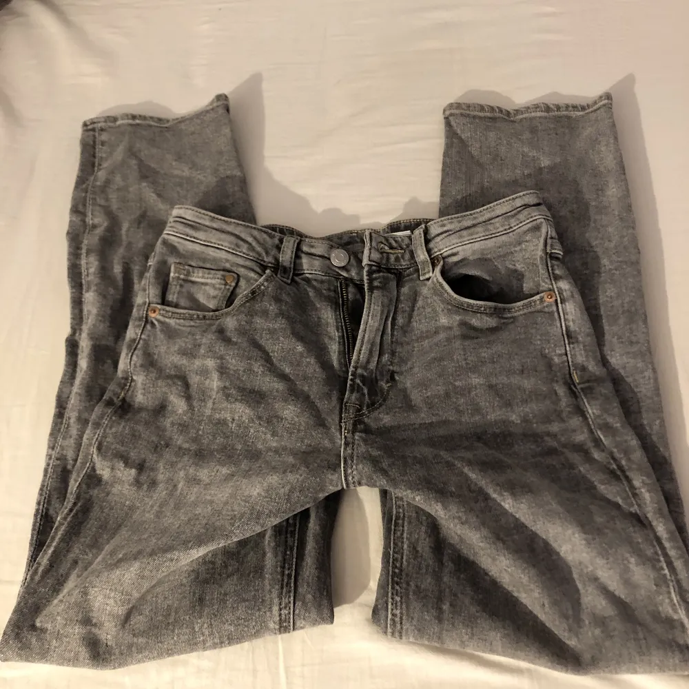 Raka jeans från H&M i fint skick  Midja 37 och innerben 69. Jeans & Byxor.