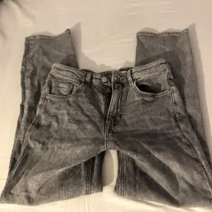 Raka jeans från H&M i fint skick  Midja 37 och innerben 69