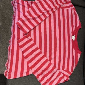 Långarmad tröja - Färg utstickande långarmad i nyskick! Perfekt för att liva upp vintern❄️! Nypris 200 kr💸