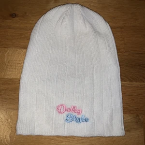 Vit mössa - Aldrig använd från Dollystyleshop. Nypris 129kr