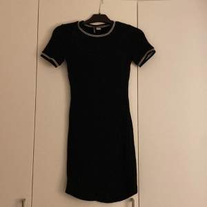 Kort svart enkel klänning från H&M i storlek 34