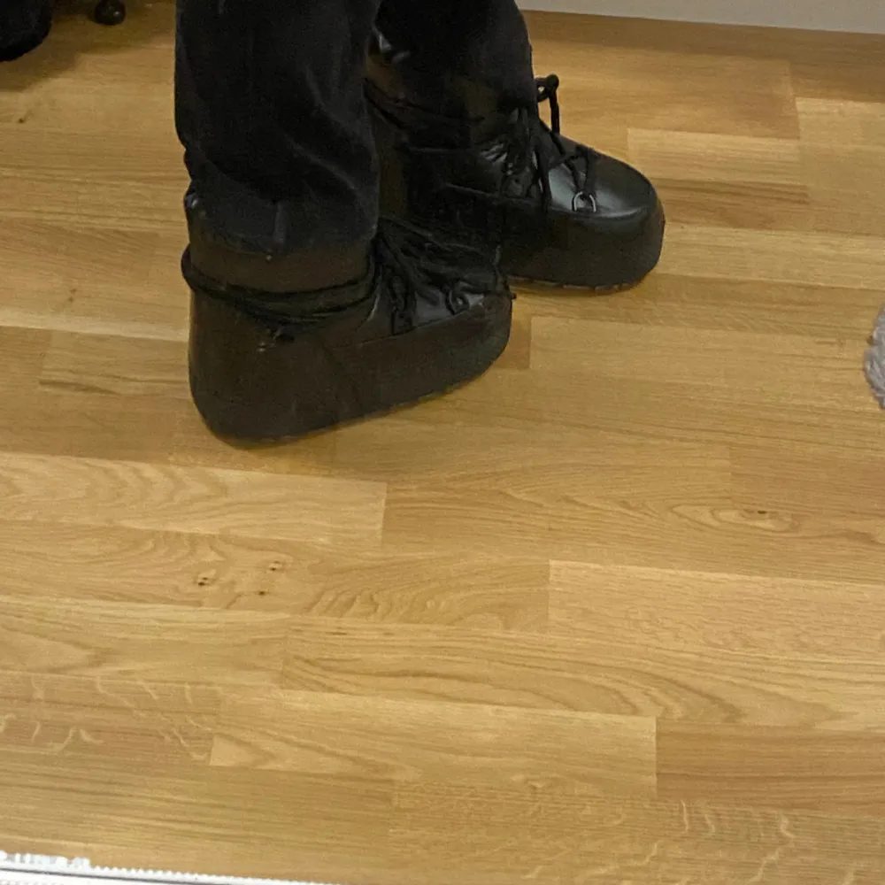 Helt nya moonboots🖤slutsålda!!. Skor.