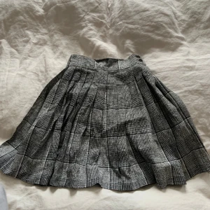 90-tals kjol - Kjolen är handsydd under 90-talet, ett riktigt fynd!🙌🏻 är i relativt bra skick! Hör av er vid frågor!❤️