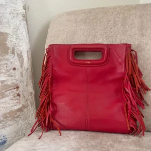 Maje väska - Lägger ut min maje väska igen! Den är i jätte bra skick och är super fin röd färg. Man får med bandet också!!