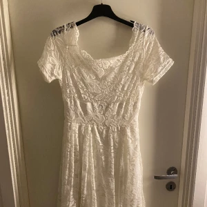 Klänning - Vit mellanlång off the shoulder klänning med spets, använd en gång bra skick, 