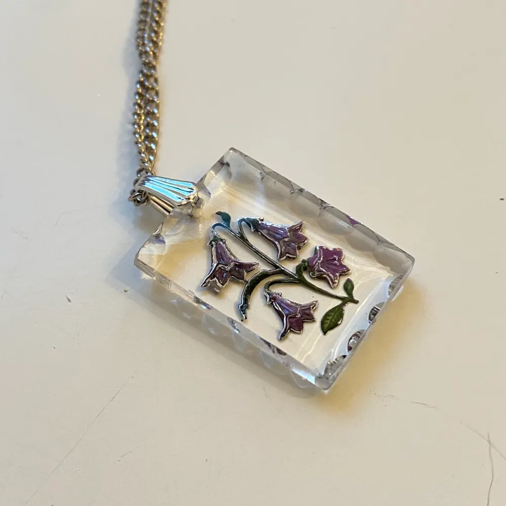 Vackert halsband med glasberlock med blomster . Accessoarer.