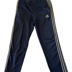 Adidas byxor - Supernsygga mörblå adidasbyxor med mörkgröna streck⭐️⭐️ oversized o i bra skick<3 skriv vid funderingar