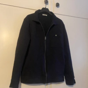 Overshirt - Selected homme overshirt i nyskick, använd få gånger, nypris cirka 700kr. Storlek L men sitter som M