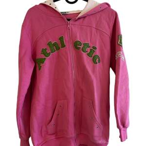 Söt rosa hoodie med gröna detaljer!!Passar som strlk s/m