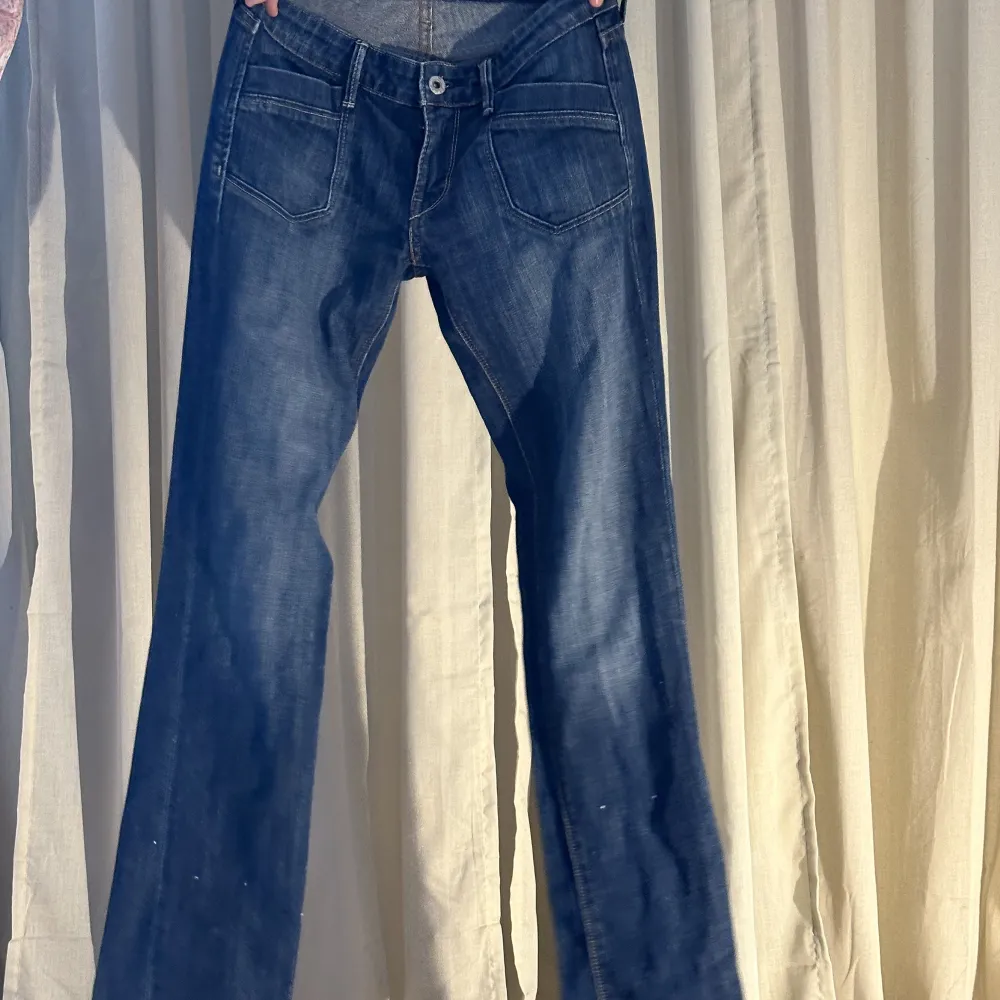 Tyvärr för små. Lowwaist Levis jeans. Midjemått 35 cm innerbenslängd 76cm. Jeans & Byxor.