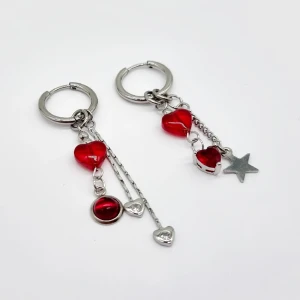 Handgjorda örhängen  - Handgjorda örhängen●Följ :@ekjewelryofficial🤲 ● 💎Material- 100% rostfritt stål och glas ●Örhängeskrokar -rostfritt stål. Nickel fri. Längd -5cm.Köp för  160kr/paret