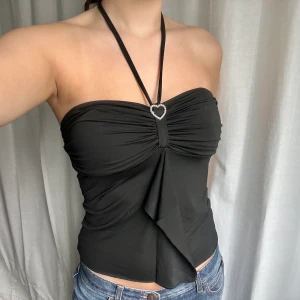 Halternecktopp - Svart halternecktopp. Orginellt från Shein men köpt på Plick 🖤