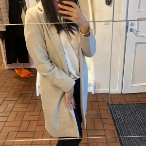 Zara Kappa - Säljer min fina kappa från Zara!💓 Knappast använd och är i strl S. 