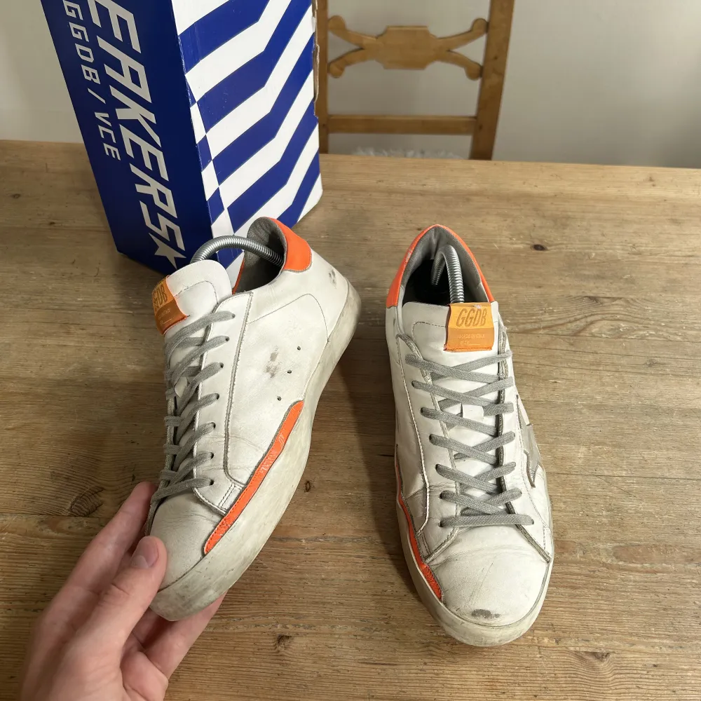 Säljer dessa golden goose i riktigt unik colorway. Använda men i gott skick, 8/10 - flesta slitningarna är design🤝Tillkommer og box. Nypris: 5500kr, Mitt pris: 2499kr👍Hör av er vid frågor och funderingar!. Skor.