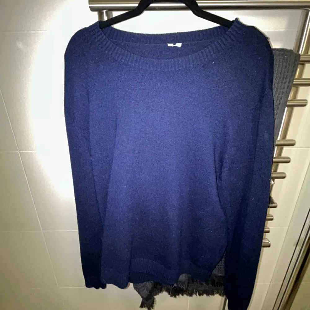 En mörkblå tröja från Arket. Nyskick och inga slitage över huvudtaget, så 10/10. Nypris 800kr Mitt pris: 150kr Har du frågor hör gärna av dig.. Neuletakit & Villapaidat.