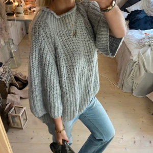 Stickad tröja - SUPER snygg i bra kvalitet, jätte lite noppror men som jag tar bort innan jag sickat paketet❤️