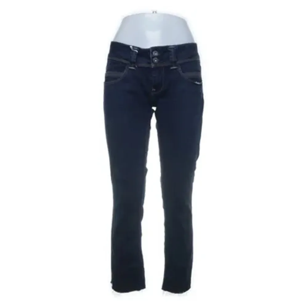 Mörkblå populära Jeans i modellen straight. Midja: 87cm. Köpare står för frakt💓📦 . Jeans & Byxor.