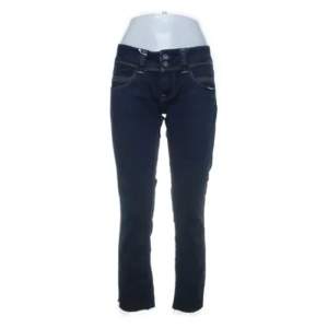 Mörkblå populära Jeans i modellen straight. Midja: 87cm. Köpare står för frakt💓📦 