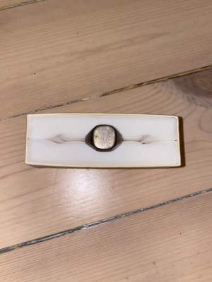 jättefin silvrig ring med lite gammaldags stil. köpt på en loppis men använder inte särskilt ofta, därför den säljs. mindre slitage på själva ringen samt en liten ”buckla” som man ser på andra bilden