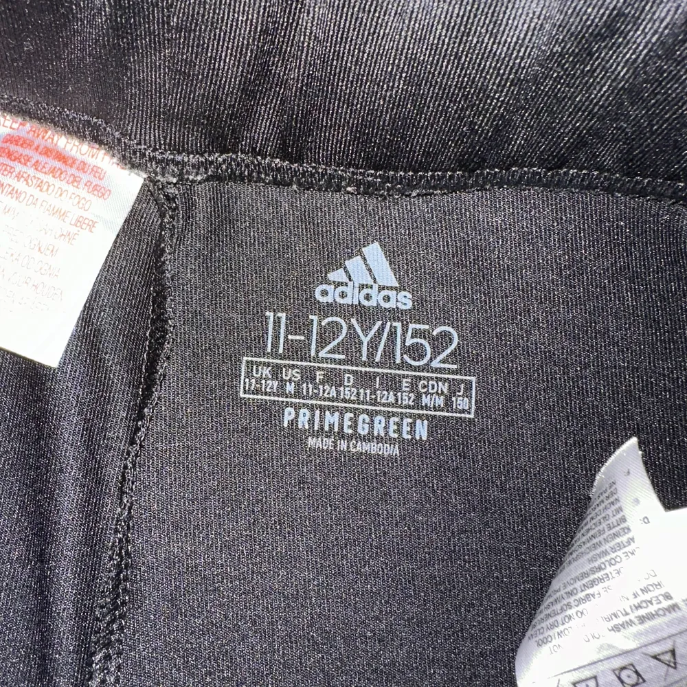 Adidas träningsbyxor storlek 152 / 11-12Y. Nyskick, bara använda ett fåtal gånger. . Jeans & Byxor.