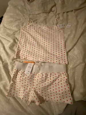 Gina tricot young pyjamas - Helt oanvänd pyjamas från Gina köpte den för ca 2 dagar men men ångrar att jag köpte skulle lämna tillbaka men har inget kvitto så skriv om ni är intresserade 