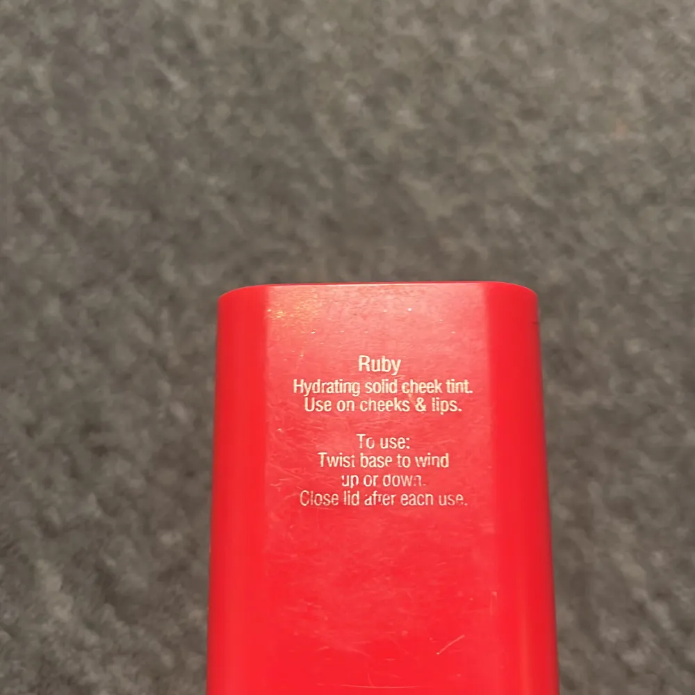En blush från olens i märket pixi säljer för 200kr. Asusteet.