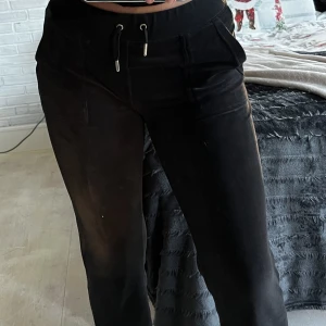 Juicy byxor  - Svarta snygga juicy byxor, han endast andvänt de 2-3 gånger så det är som nya, har tvättat det en gång, säljer dem för att jag inte har andvändning av de längre 