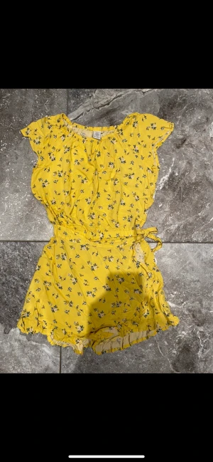 Sommardress stl. 146/152 - En somrig och gul sommardress från Lindex i storlek 146/152. Lite skrynkligt, men bara för att den legat på vinden ett tag. Blir jättefin när man stryker den. Säljer pga garderobrensning. Kika gärna på mina andra annonser, säljer mycket. Samfraktar gärna.