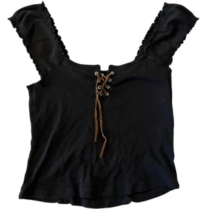 Y2k topp med snörning - Söt topp med snörning! Kontakta mig vid fler frågor😙