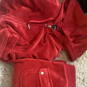 Juicy coutre sätt  - Koftan är i xs byxorna S bra skick möts inte upp, skriv för mer info ❤️