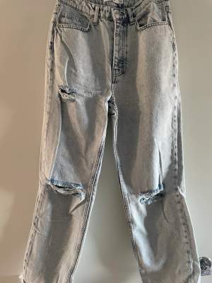 Jeans i kortare modell, till ankeln ungefär i storlek 36. I ett mycket gott skick