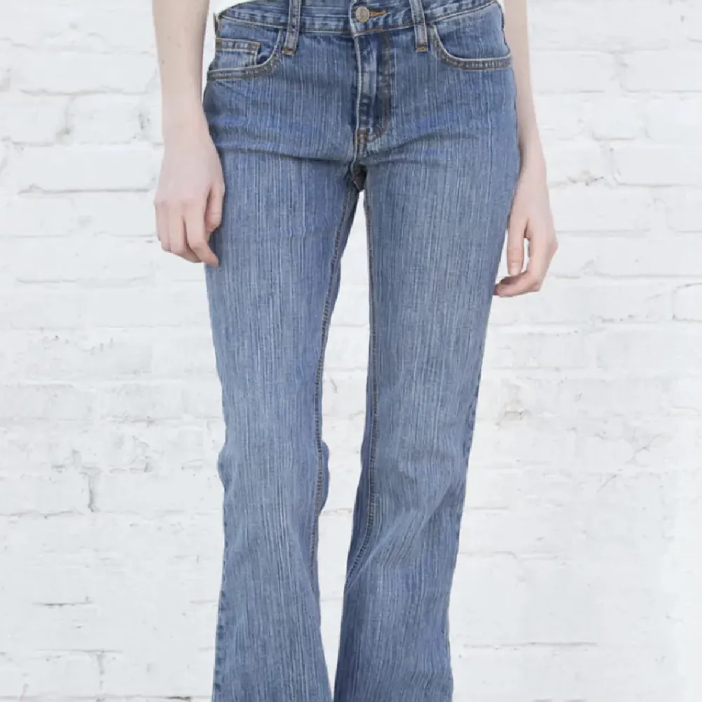 Måste tyvärr sälja mina supersnygga jeans från brandy Melville, bra skick💕 jag är 168 och de passar mig, skulle även passa kortare! Skriv om ni har frågor:) (nypris 550 tror ja). Jeans & Byxor.