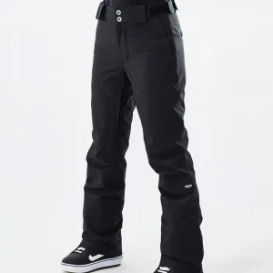 Dope snowboard byxor - Säljer mina as snygga skidbyxor från Dope då de blivit för små. Använda 2 säsonger så skicket är jätte bra! Kom privat för egna bilder🩵nypris 1600kr, säljs inte längre då det är 2020 collectionen (con FW20)