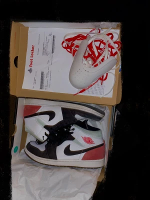 Jordan 1 mid  - Säljer mina Jordan 1 mid som stått i mitt skåp i ca 2 år. Knappt använda. Sko snören och crease skydd följer med. 9/10 skick.