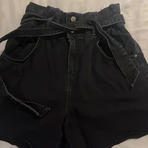 Svarta shorts - Svarta gulliga shorts med fina detaljer. 