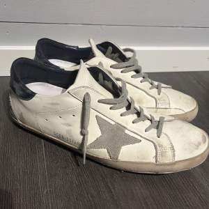 Säljer nu mina vita golden goose skor i storlek 42. Dom är ganska slitna men har mycket kvar att ge. Nypris på dessa är 5500kr.