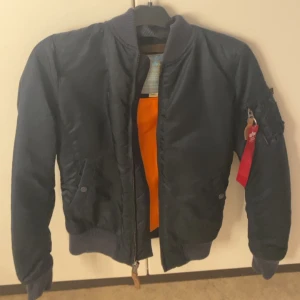 AlphaIndustries Bomberjacka 💙 - Äkta, nyskick, inga defekter. 💙 Köpt för typ 1400kr men säljer för halva priset då den aldrig kommer till användning och inte är min stil.