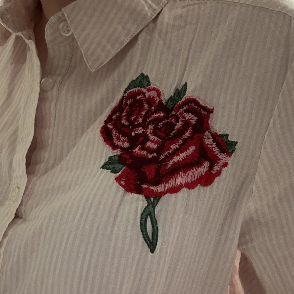 Rosa randig skjorta från BikBok i storlek S. Plagget är i fint skick. Köparen står för frakten :). Skjortor.