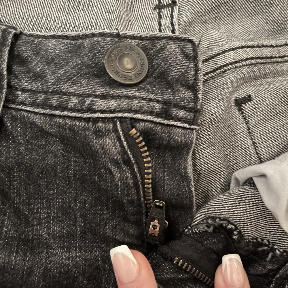 Skitsnygga ltb jeans som är helt slutsålda!! Säljer pga att de inte kommer till användning, tyvärr har gylfen gått sönder men inget som märks. Man kan dra upp dragkedjan. Annars i jättebra skick💕pris kan diskuteras . Jeans & Byxor.