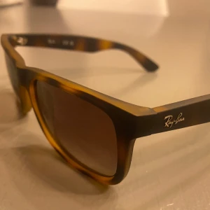 Ray-Ban solglasögon  - Oanvänd  Ordinarie pris: 1700kr  Säljs för: 1000kr