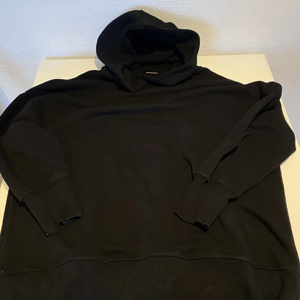 Oversized hoodie med stor luva samt muddar nedtill och i ärmslut. I färgen svart från Bianca x Nelly.com. Använd fåtal gånger, fint skick.. Hoodies.